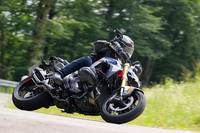 新設計の車両骨格は、スチール製のメインフレームとアルミダイカスト製のサブフレームの組み合わせで、従来モデルより重量を抑えつつ、高い剛性と高効率なパッケージを実現。サスペンションは、前がφ47mmの倒立フォーク、後ろがトルクリアクションを抑える機構を備えた、BMW独自の「EVOパラレバー」となっている。