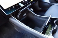 センターコンソールには広めの小物入れスペースとカップホルダーが確保されている。