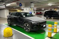 「ポールスター2」（イタリア）。2023年8月4日。フロントフードが真っ白なのは、北アフリカの砂を含んだ雨のためか、それとも郊外の未舗装路を走ったためか。