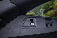 「Eクラス ステーションワゴン」には、荷室の左右にあるスイッチで後席の背もたれをワンタッチで前方に倒すことができる「イージーパッククイックフォールド」が全車に標準装備されている。