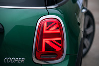 「60 YEARS EDITION」は、LEDライトパッケージを標準装備している。