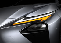 L字を上下に重ねた意匠の「ツインLシグネチャーランプ」。