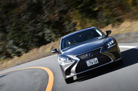 「LS」では、ドアパネルやボンネット、トランクリッドなどを軽量なアルミニウム製とすることで重量配分を最適化。旋回性能が高められている。