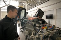 「エヴァイヤ」には、ロータスの4種類の新プラットフォームのひとつ、ハイパーカー・アーキテクチャーが採用される。写真左はロータスカーズのマネージングダイレクターを務めるマット・ウィンドル氏。