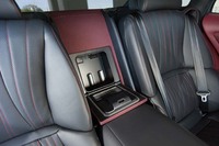 リアアームレストの後方には、コンパクトなクーラーボックスが備わる。こちらは純ガソリンモデルの“エグゼクティブ”のみに用意される。