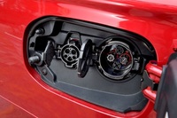 AC200Vの普通充電だと満充電までは約4時間。急速充電なら80％充電まで約25分間で達する。