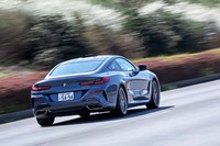 「M850i xDrive」は、フラップ制御式スポーツエキゾーストシステムを搭載。アイドリング時は静かだが、エンジンの高負荷時には圧倒的なボリュームの官能的V8サウンドを奏でる。