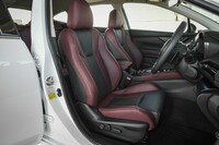 運転席には10Way、助手席には8Wayの電動調節機構が備わる。