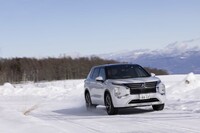 三菱独自の四輪制御技術「S-AWC」も最新世代へ。コーナリング時に内輪を制動して曲がりやすくする制御を後輪側にも取り入れている。