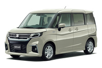 車体色に「キャラバンアイボリーパールメタリック」が用いられた「ソリオ ハイブリッドMZ」。