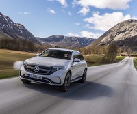 バッテリーの容量は80kWh。NEDCモードで最長471kmの航続を可能とする。