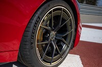試乗車に装着されていた21インチアルミホイール。カーボンセラミックブレーキも標準装備される。