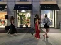 「クプラ・ガレージ・ミラノ」は、新興ブランドの世界観を発信する都市型拠点。