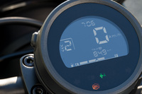 φ100mmの小型反転液晶メーター。左型のギアポジションインジケーターには、停車時に1速に入っていないときなどに、下向きのマークを表示してシフトダウンを促す機能が備わっている。