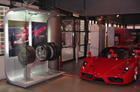 伊フェラーリ美術館にブリヂストンのタイヤ展示