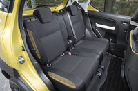 5：5分割可倒式のリアシート。スペック上は3人の乗車が可能となっているが、ヘッドレストは2人分しかない。