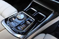 操作系では、シフトセレクターやインフォテインメントシステムのコントローラー、パワーシートのスイッチなど、各所にクリスタルを採用している。