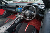 内装色はこの「ブラック×レッド」のほか、ブラックだけの仕立ても選べる。目立たないがステアリングホイールへのスイッチ追加によってハンズフリー通話ができるようになった。