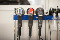 塗装の研磨に使うバフ掛け用のマシンはイタリア製の名品「ルペス」。特殊素材で毛足の長さが異なる3種類のバフを使い分けて、塗装表面の傷を滑らかに削り消す。