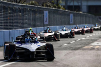 24周目にマセラティ MSG レーシングのマクシミリアン・ギュンターがトップを奪取。