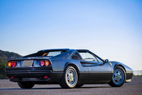 黒い「フェラーリ328GTS」は1989年製。（写真＝木村博道）