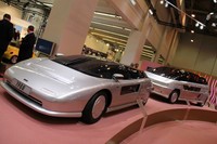 1988年にイタルデザインが公開した「アスピッド」（左）と「アスガード」（右）。