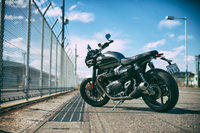 マッドガードやスロットルボディーカバー、サイドパネルフィニッシャー、ヒールガードにはブラシ仕上げのアルミを採用。見た目の美しさはもちろん、触れた際の質感の高さも追求されている。