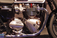 英国のトライアンフは、伝統的なモデル「ボンネビル」をモデルチェンジするにあたり、エンジンの冷却方式を空冷から水冷に変更したものの、エンジンの外観（写真）については、冷却フィンを特徴とする空冷エンジンらしいデザインを採用した。