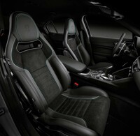 両モデルに設定されるスパルコ製カーボンバケットシート。