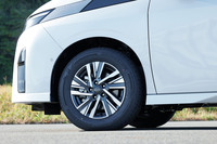 新型「セレナ」ではグレードや搭載されるパワーユニットにかかわらず、全車に16インチホイールを採用。写真は「セレナe-POWERルキシオン」で、「ハイウェイスターV」以上のグレードではアルミホイールが標準装備となる。
