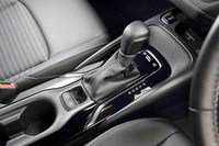 シフトレバーの前方には、ドライブモードセレクターやEVモードのスイッチが並ぶ。パーキングブレーキは電気式。