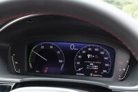 メーターパネルは10.2インチの液晶タイプ。左のパワーメーターは出力表示（パーセンタイル式）とエネルギー回生の指針を分けることで、針が頻繁に上下を繰り返すわずらわしさをなくしている。