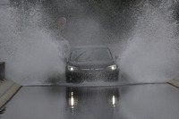 深い水たまりに突入しても、歩行者エアバッグは作動しなかった。必要なときに作動して、不要なときには作動しないという、ある意味で当たり前の制御だが、実現までには数多くの試験車両がグシャグシャになっているのだ。