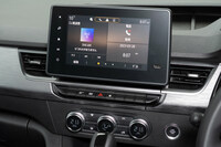 「ゼン」は同エンジンの「クレアティフ」や「インテンス」より9万円価格が安いものの、センターディスプレイ（写真）や液晶メーター、オートエアコン、後席用エアダクトなどの装備が省かれる。受注輸入であることも含め、あまり広くはオススメできない。（写真：向後一宏）