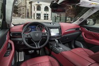 レッドとブラックのツートンカラーが鮮やかなインテリア。インストゥルメントパネルの中央のモニターは、タッチパネル式の8.4インチ。