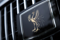 フロントグリルに輝く、「センチュリー」の象徴たる鳳凰（ほうおう）エンブレム。職人による手彫りで、一つひとつ時間をかけて製作されている。