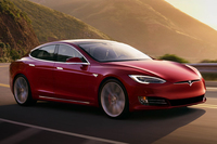 いまでこそEVメーカーの雄といった感のあるテスラだが、自動車事業参入当時は数あるベンチャーのひとつでしかなく、EVという（当時としては）先鋭的な商品をメインとしたり、他社から主要コンポーネンツをまるまる提供してもらったりと、かなり変則的な戦略をとっていた。