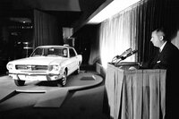 初代「フォード・マスタング」を発表するヘンリー・フォード2世。マスタングの登場はスペシャリティーカーというジャンルの創出にとどまらず、後の自動車の商品企画やマーケティングに、多大な影響を与えることになった。