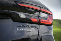 リアに装着される黒い「e-BOXER」のバッジは、フルハイブリッド車の証しだ。