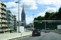 2000年に竣工したNTTドコモ代々木ビル。高さは240m。中身はドコモの巨大なアンテナで、外観はニューヨークのエンパイアステートビルにそっくり！