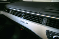 「Sライン」パッケージが装着された今回の試乗車には、クールな印象をもたらすマットブラッシュトアルミニウムのパネルが張られている。