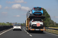 トヨタ車を何台も載せた積載車を「プリウス」が抜いてゆく。イタリアではなかなか遭遇できないシーンである。2020年7月に撮影。