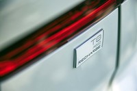 2020年8月からの新名称ルールにのっとり、それまでの「T8 Twin Engine」という車名は「リチャージプラグインハイブリッドT8」へと変更された。