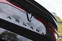 リアはルノーエンブレムだけでなく「ARKANA」ロゴもブリリアントブラックだ。