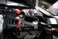 「911 RSR」のステアリングを握る田中哲也氏。運転席の背後にはエンジンコンパートメントとの隔壁が迫っており、リアエンジンの「911 GT3 R」とはだいぶ趣が異なっている。