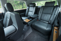 後席は左右ともパワーシートを採用。前席左右の間に配置された11.6インチのモニターが見やすいように、背もたれをリクライニングさせつつ上体のみを起こすなど、使用シーンに合わせた3つのプリセットモードを搭載する。