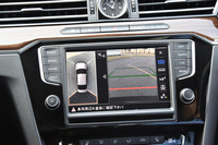 上級グレードの「TSIハイライン」には、周囲の状況をドライバーに伝えるアラウンドビューカメラ（写真）のほか、デジタルメータークラスター、駐車支援システム、ダイナミックライトアシスト、XDS（電子制御式ディファレンシャルロック）をセットにした「テクノロジーパッケージ」がオプション設定される。