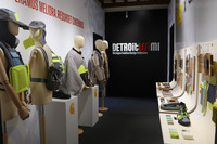 「デトロイティッシミ」のパビリオンで。右上には、後述する市旗の標語が記されている。