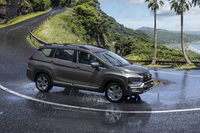 三菱が「エクスパンダー クロス」の前後デザインを一新の画像