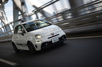 「アバルト595」の最高出力は145ps、最大トルクは210Nm（「SPORT」モード選択時）。0-100km/h加速は7.8秒と公称されている。